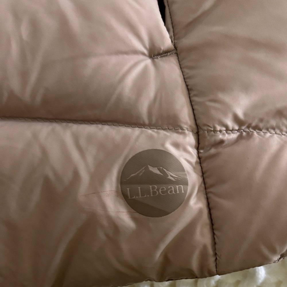 L.L. Bean Women's Beige Puffer Vest - Picture 4 of 5